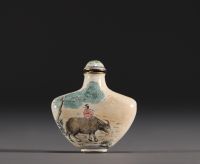 Chine - Tabatière en émail cloisonné à décor de buffles et de personnages.