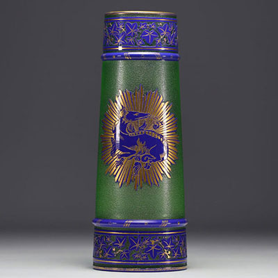 Baccarat - Frosted crystal vase with engraved decoration of a blue and gold Salamander, circa 1900.
