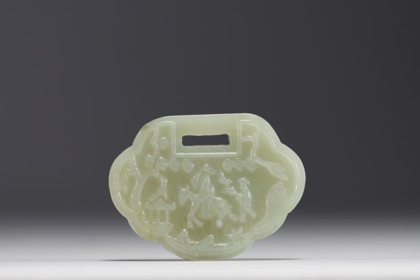 Chine - Pendentif en jade à décor de personnages et calligraphie.