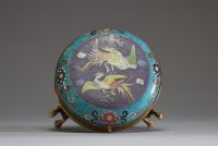 Japon - Boite couverte en porcelaine polychrome imitant le bronze cloisonné à décor floral et d'oiseaux de Paradis, monture en bronze doré.