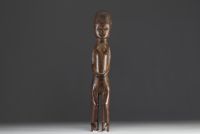 Afrique RDC - Statue figurative Chokwe Lwena en bois sculpté, première moitié XXème.