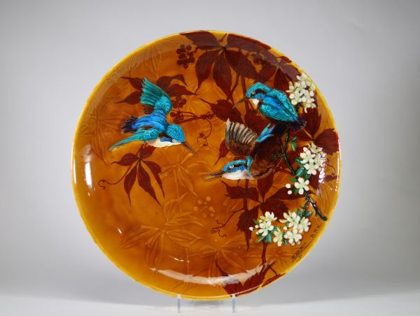 Émile Difflotte (1856–1933) pour Boch Frères La Louvière Imposant plat décoratif aux martins-pêcheurs – Fin XIXᵉ .