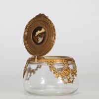 Boîte couverte en verre et bronze doré Couvercle orné d’une miniature sur porcelaine représentant une femme à la lune. Travail de la fin du XIXe siècle.