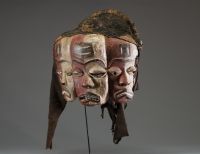 Afrique RDC - Rare masque Pendé Ginzengi ou Gimbombi a Kumba à visages multiples en bois sculpté, fibres végétales et tissu, Congo RDC. 