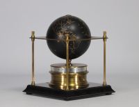 'The Royal Geographical Society World Clock' - Arthur IMHOF Pendule globe terrestre en métal laqué noir et métal doré avec une plaque de laiton d'identification