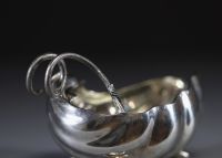 Paire de saucières en argent massif en forme de coquillage surmonté d'un serpent formant la anse, poinçons Prince évêque, Liège, 1744.