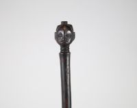 Herminette de prestige ornée d’une tête – Luba, RDC Herminette traditionnelle en bois et fer forgé, provenant du peuple Luba (République Démocratique du Congo). Le manche, finement sculpté, est orné d’une tête féminine stylisée
