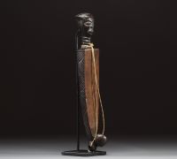 Afrique RDC - Oracle à frotter Kuba/Bushoong en bois sculpté surmonté d'une tête, première moitié XXème.