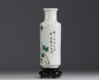 Chine - Vase en porcelaine polychrome à décor d'un oiseaux sur une branche et poème.