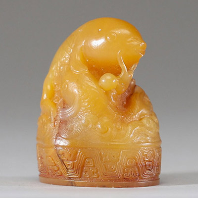 Chine – Sceau en jade jaune, sculpté de deux carpes bondissantes, dynastie Qing (probablement XIXe siècle)