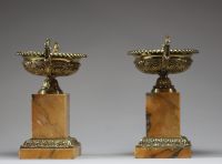 Paire de cassolettes en bronze et marbre jaune de Sienne, d'époque Charles X.