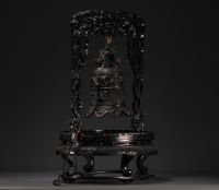 Chine - Cloche en bronze surmontée d'un dragon, supportée par un socle en bois sculpté, vers 1900.