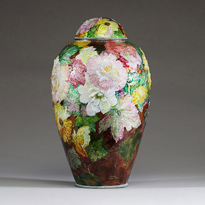 Camille FAURÉ (1874-1956) - Vase couvert Art Déco en cuivre émaillé à décors d’anémones multicolores, signé C. Fauré, Limoges, France.