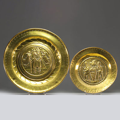Ensemble de deux plats à offrandes en laiton estampé et repoussé à décors de scènes religieuses.