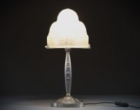 J. ROBERT (XX) Lampe Art Déco en verre moulé pressé à décor stylisé et piétement en bronze argenté, non signée.