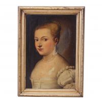 École française du XVIIIe siècle. Huile sur toile représentant le portrait d'une jeune femme en buste vêtue d’une robe de cour.