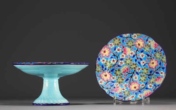 Longwy - Ensemble composé d'une coupe à fruits et d'une assiette en faïence et émaux sur fond bleu azur. XXème.