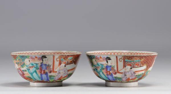 Chine - Paire de bols en porcelaine à décor de personnages, époque Qing.