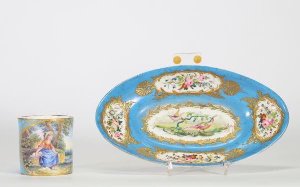 Manufacture de Sèvres, année 1787 Ensemble composé d’une tasse litron et d’un plateau en porcelaine à fond bleu céleste, riche décor polychrome et or