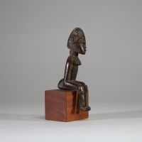 : Statuette Lobi, Burkina Faso. Bois. Jolie statuette en position assise. Très belle patine. H : 17,5 cm . Ex collection privée Amsterdam. Sur socle.