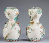 Japon - Paire de vases en porcelaine à décor en relief de feuilles et d'escargots, motif floral émaillé, marque en creux sous la base.
