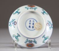 Assiette en porcelaine de Chine à décor floral en émaux doucai, marque et époque Qianlong (1736–1795) Porcelaine blanche finement émaillée, décorée en émaux doucai d’un élégant motif floral symétrique