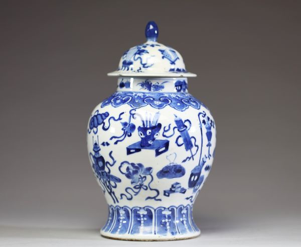 Chine - Potiche couverte en porcelaine blanc bleu à décor d'antiquités, marque Kangxi sous la pièce.
