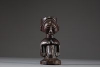 Afrique RDC - Statue figurative fétiche Luba Hemba en bois sculpté, début XXème.