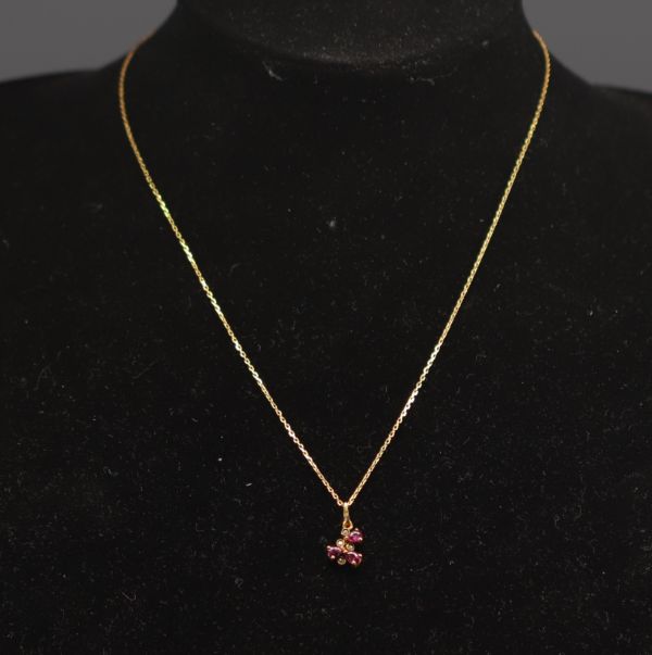 Collier en or 18k, rubis et diamants pour un poids total de 2,5gr.