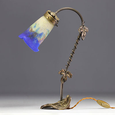Lampe Art Nouveau, tulipe Muller, pied en bronze à décor de feuilles de vigne et d'un lézard.