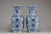 Chine - Paire de vases en porcelaine blanc bleu à décor floral, d'oiseaux et de papillons, Qianlong, XVIIIème.