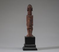 Afrique RDC - Amulette, charme Yaka en bois sculpté, Congo RDC, début XXème, sur socle.
