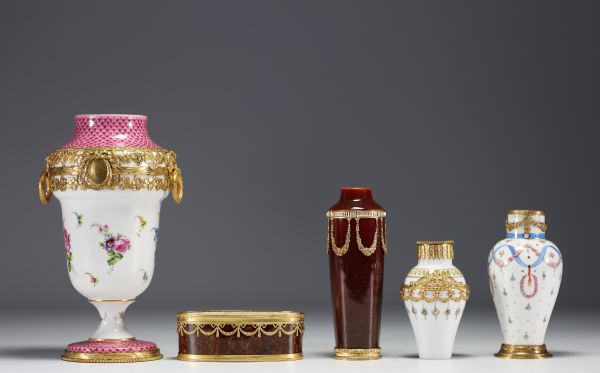 Sèvres - Ensemble de quatre vases et d'une coupe en porcelaine et monture en bronze doré, marque au bleu.