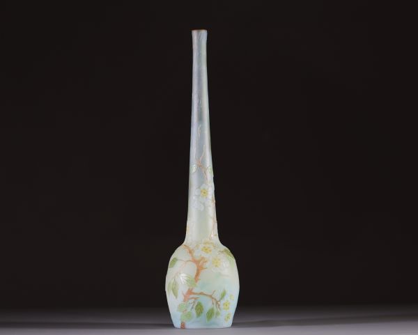 François-Théodore LEGRAS (1839-1916) Vase soliflore en verre multicouche dégagé à l'acide à décor de cerisier du Japon, vers 1900.