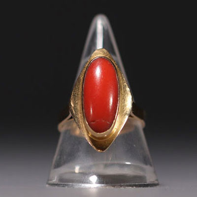 Ring in 18K yellow gold and red coral, total weight 5.5gr.