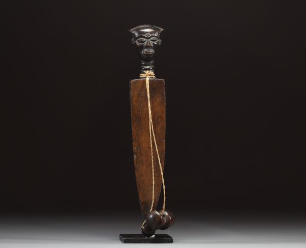 Afrique RDC - Oracle à frotter Kuba/Bushoong en bois sculpté surmonté d'une tête, première moitié XXème.
