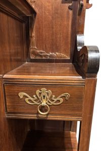 Vitrine Art Nouveau en bois clair, paire de panneaux latéraux sculptés de pommiers de part et d'autre d'un miroir, porte vitrée et poignées en laiton, vers 1900.