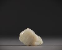 Chine - Pendentif en Jade blanc sculpté en forme de fruit surmonté d'un jeune enfant.