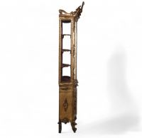 Élégante vitrine italienne en bois sculpté et doré, d'époque Napoléon III.