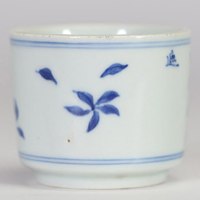 Tasse en porcelaine de Chine bleu et blanc, décor de fleurs et calligraphie, marque Yongzheng