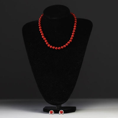 Set consisting of a necklace and a pair of earrings in red coral.