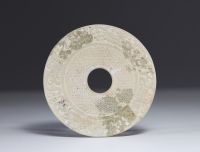 Chine - Disque Bi en jade altéré sculpté vert clair à décor de dragons, Royaume Combattants, dynastie Han.