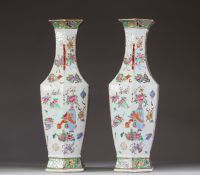 Paire de grands vases hexagonaux en porcelaine de Canton, XIXe siècle, décorés d'une scène animée de personnages.