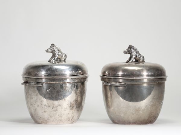 PAIRE DE RAFRAÎCHISSOIRS EN MÉTAL ARGENTÉ À DÉCOR DE SANGLIER France, XXe siècle (probablement vers 1950–1970)