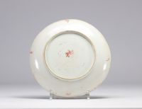 Assiette en porcelaine de la Famille Rose à décor de différentes fleurs sur fond blanc du XIXe siècle