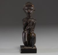 Asie - Bornéo - Statuette figurative Iban (Dayak) en bois sculpté, symbole de maternité, une femme portant un enfant sur le dos.