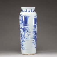 Chine, période Transition (circa 1644-1661) - Vase rouleau en porcelaine bleu et blanc à décor de personnages dans un jardin