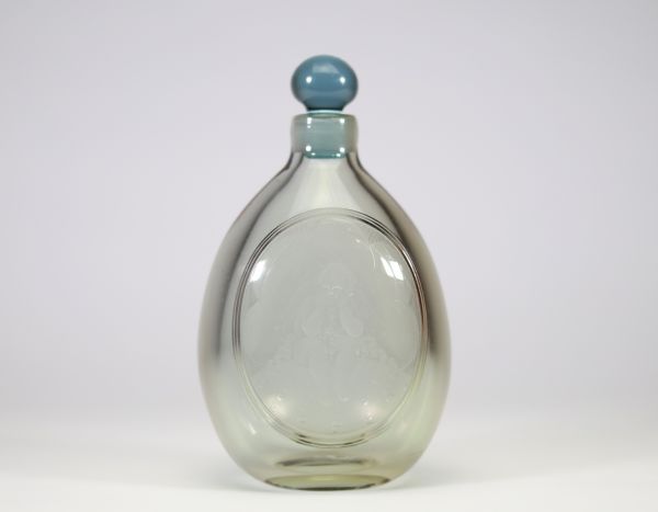 Val Saint Lambert – Charles Graffart Carafe Art Déco en verre rosé à décor d’angelot, vers 1930
