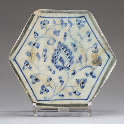 Proche Orient - Carreau hexagonal de revêtement d'architecture en céramique à décor floral peint sous glaçure transparente, XVème, Art Ottoman.