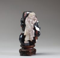 Chine - Tabatière en quartz sculpté représentant un personnage sur fond en agate et montée sur socle en bois, XIXème.